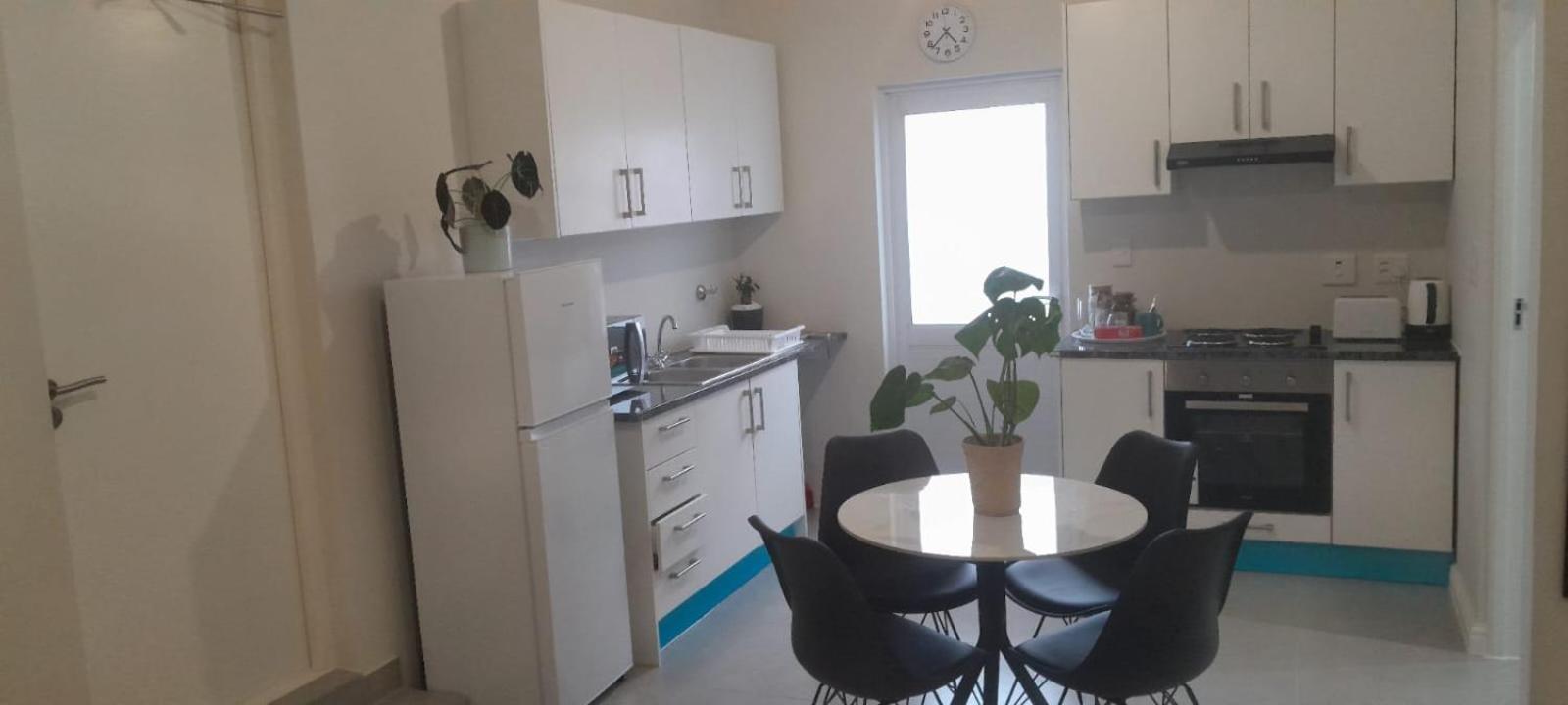 Sunningdale White House Homestay