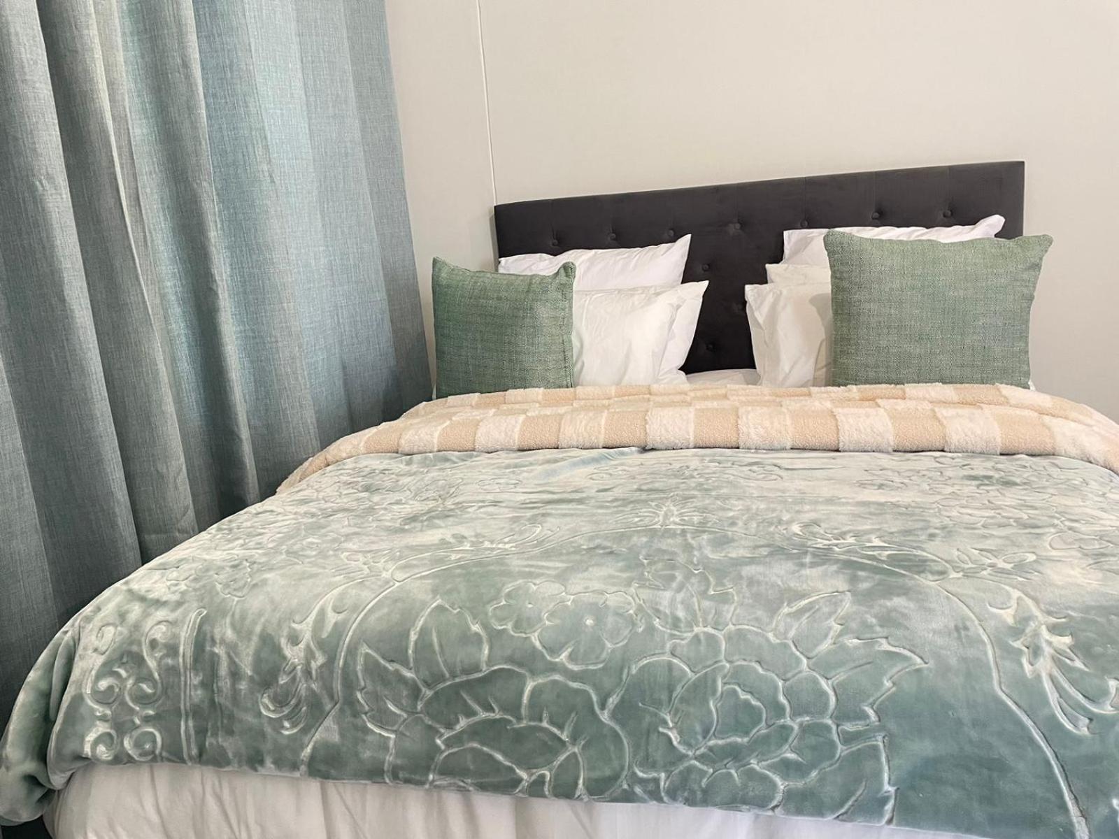Sunningdale White House Homestay *