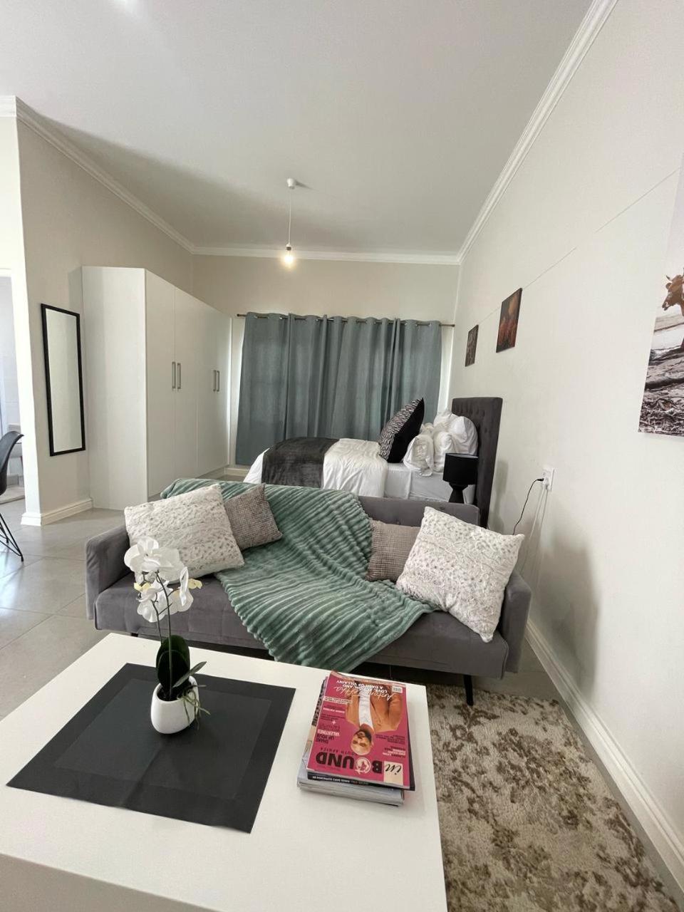 Sunningdale White House Homestay *